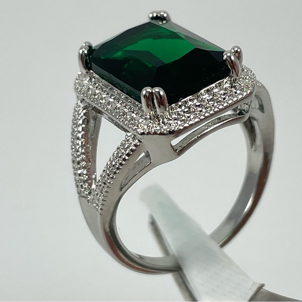 Beautiful Statement Green Emerald Diamond CZ Radiant Cut Silver Plated Ring - Picture 3 of 4